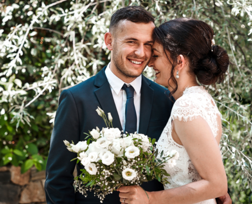 Hochzeitsfotos von lachendem Brautpaar