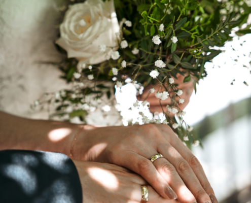 Brautstrauß und Eheringe