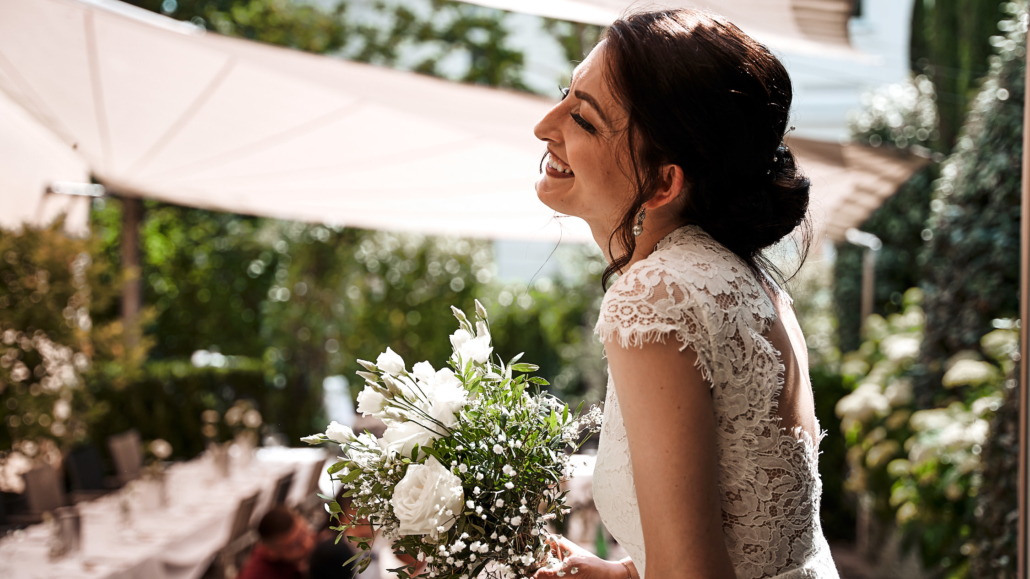 Hochzeiztsbild von Braut mit Brautstrauß