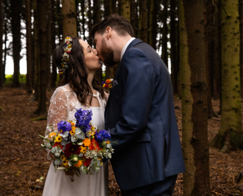 Hochzeitsfotos aufgenommen in Andorf: Brautpaar küssend im Sauwald