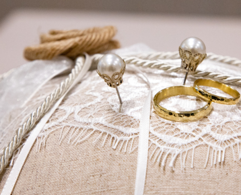 Hochzeitsringe und Ohrstecker